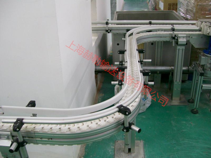 上海赫勒輸送設備有限公司專業制造柔性輸送線和柔性輸送系統的企業，我們從歐洲引進的柔性輸送系統可廣泛的應用于食品，飲料，卷煙，啤酒，礦泉水，紙箱，卷筒紙，軸承加工，齒輪加工，汽車零部件生產，醫藥制藥，電子元件裝配線，包裝線等行業。該輸送系統的大特點在于使用簡單的機械傳送與少的電器控制結合的輸送方案來滿足我們的用戶的生產要求。在提供完整的輸送線與各類零配件的同時還將提供好的技術支持和培訓。通常我們會按照用戶的實際生產要求免費設計一至二套輸送線的方案圖，終使用戶得到一個節省空間，少成本的佳解決方案。因此，我們希望我們的柔性輸送系統能成為你們的佳選擇。